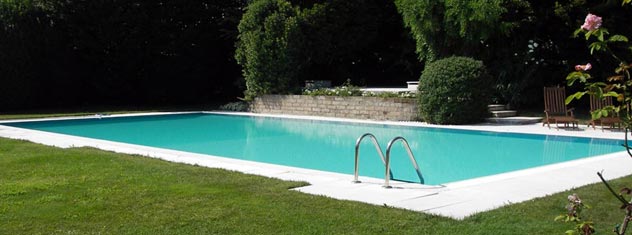 Piscine interrate a sfioro (con bordo sfioratore) realizzazione e vendita